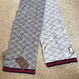 Gucci Dual-Tone Gray and Cream Scarf